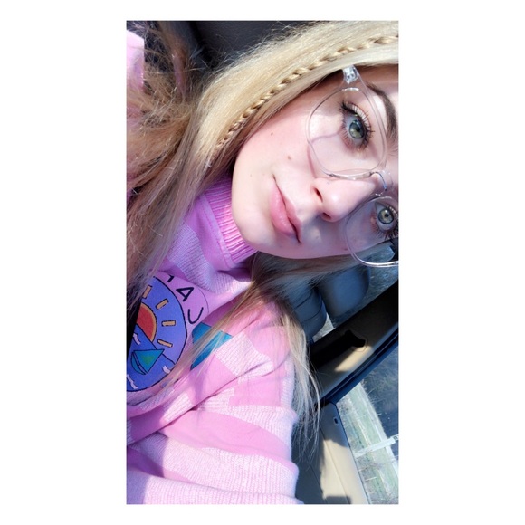 Meet your Posher, Tori 🤩 - Picture 2 of 3